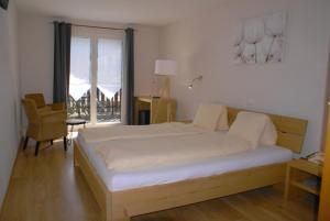Ein Bett oder Betten in einem Zimmer der Unterkunft Hotel Bad Schwarzsee