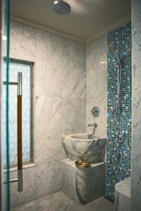 Koupelna v ubytování Renaissance Izmir Hotel