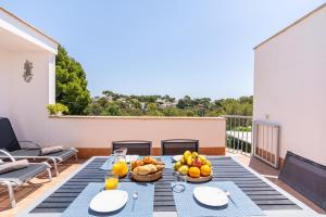 einen Tisch mit Obst auf dem Balkon in der Unterkunft Apartament Cala Anguila in Manacor