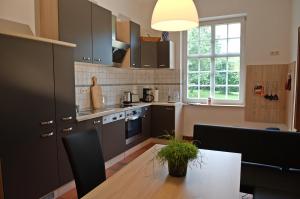 a kitchen with a table and a dining room at Ferienwohnung Art Land in Badbergen