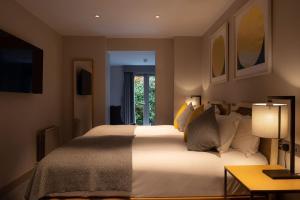 Un dormitorio con una cama grande y una ventana en Number 31, en Dublín