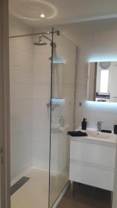 a bathroom with a glass shower and a sink at Appartement 2 pièces LE GORECKI - Résidence DU RIOU DE L'ARGENTIERE à Mandelieu La Napoule, avec piscine, parking et à proximité de tout! in Mandelieu-la-Napoule