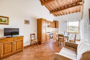 ein Wohnzimmer mit einem Sofa und einem Tisch in der Unterkunft Villa Santarcangelo With Pool - Happy Rentals in Asciano