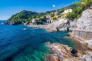 a view of the ocean from a cliff at Una Conchiglia sul Mare Attico vista Portofino in Zoagli