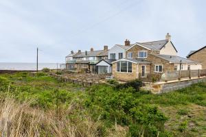 a row of houses on the beach at Island View in Amble