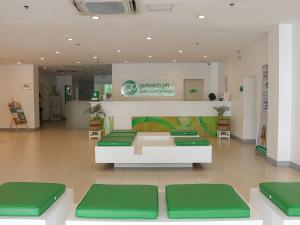 uma loja com mobiliário verde e branco num centro comercial em Go Hotels Manila Airport Road em Manila