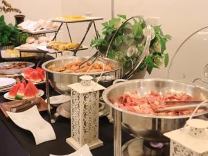 un buffet con diferentes tipos de comida en Go Hotels Manila Airport Road, en Manila