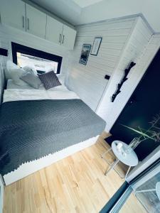 a bedroom with a bed and a guitar in it at Waterview - Schwimmendes Ferienhaus auf dem Wasser mit Blick zur Havel, inkl Motorboot zur Nutzung in Fürstenberg-Havel