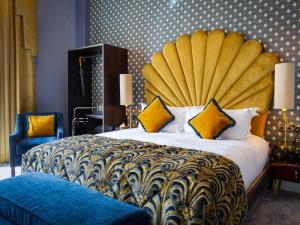 um quarto com uma cama grande e uma grande cabeceira amarela em Number 31 em Dublin