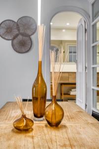 drei goldene Vasen auf einem Holztisch in der Unterkunft Always Easy I Ondarreta in San Sebastián + 18 Fotos