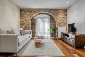 ein Wohnzimmer mit Sofa und Fernseher in der Unterkunft Always Easy I Ondarreta in San Sebastián