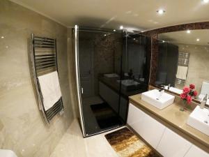 Koupelna v ubytování Cascais, Fabulous apartment in Luxury Condominium, Parede