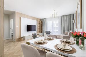 Televízia a/alebo spoločenská miestnosť v ubytovaní Wyspa Solna Kołobrzeg by Renters Prestige