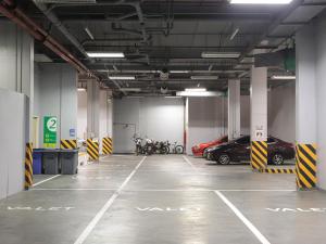 un ampio garage con moto parcheggiate in esso di Go Hotels Ermita, Manila a Manila