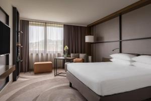 Postel nebo postele na pokoji v ubytování Stuttgart Marriott Hotel Sindelfingen