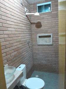 La salle de bains est pourvue de toilettes et d'un lavabo. dans l'établissement Casa aconchegante, à Bragança Paulista