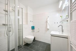 a white bathroom with a toilet and a shower at Ferienwohnung Hogwarts in Neddesitz