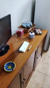 drewniane biurko z telewizorem na górze w obiekcie Appartamento vista mare w mieście Nicotera Marina