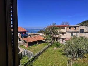 widok na ocean z budynku w obiekcie Appartamento vista mare w mieście Nicotera Marina