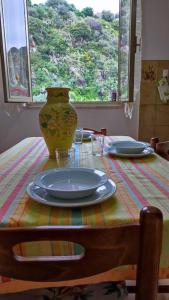stół z wazonem na górze w obiekcie Appartamento vista mare w mieście Nicotera Marina
