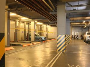 un garage vuoto con auto parcheggiate in esso di Go Hotels North EDSA a Manila