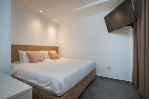 Кровать или кровати в номере Sahara Hotel Eilat