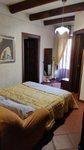 um quarto com uma cama grande num quarto em La Giara Bed&Breakfast em Brienza