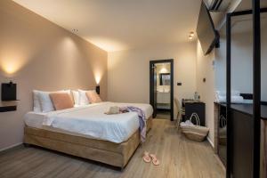 Кровать или кровати в номере Sahara Hotel Eilat