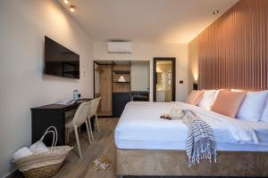 Кровать или кровати в номере Sahara Hotel Eilat