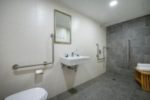 Ванная комната в Sahara Hotel Eilat