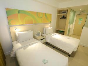 Rúm í herbergi á Go Hotels Timog
