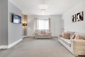 a living room with a couch and a chair at Elegantly 2-Bedroom in Ashington, Sleeps 3 in Ashington