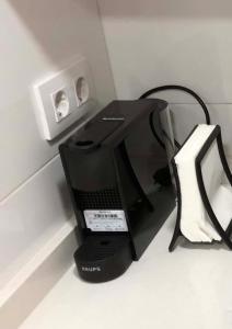 un monitor de ordenador negro sentado en un mostrador en Yuhom casas con alma Galera 4º, en A Coruña