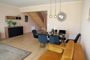 comedor y sala de estar con mesa y sillas en Apartamenty Jawor, en Jawor