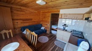 an overhead view of a living room in a log cabin at Dom Wigierski in Rosochaty Róg