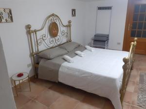 een slaapkamer met een bed met twee witte handdoeken erop bij Sicilia bedda in Palermo