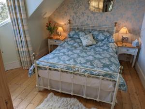1 dormitorio con 1 cama y 2 mesitas de noche en Black Isle Bed and Breakfast en Avoch
