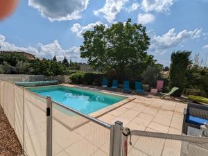 uma piscina com uma cerca à volta em Villa en Provence avec piscine et jacuzzi em Tavernes