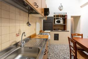 A kitchen or kitchenette at Casa vacanza Enea con idromassaggio - Apulia Home