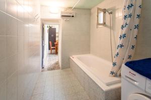 A bathroom at Casa vacanza Enea con idromassaggio - Apulia Home Még 34 kép