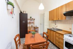 A kitchen or kitchenette at Casa vacanza Enea con idromassaggio - Apulia Home