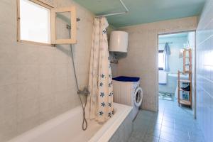 A bathroom at Casa vacanza Enea con idromassaggio - Apulia Home