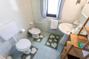 A bathroom at Casa vacanza Enea con idromassaggio - Apulia Home