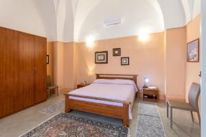 A bed or beds in a room at Casa vacanza Enea con idromassaggio - Apulia Home