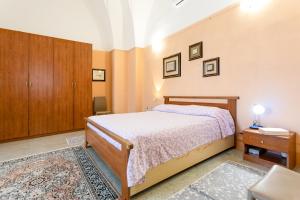A bed or beds in a room at Casa vacanza Enea con idromassaggio - Apulia Home
