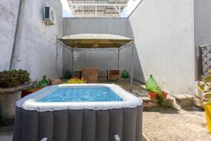 The swimming pool at or close to Casa vacanza Enea con idromassaggio - Apulia Home