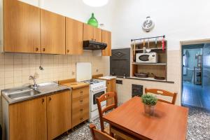 A kitchen or kitchenette at Casa vacanza Enea con idromassaggio - Apulia Home