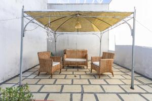 A seating area at Casa vacanza Enea con idromassaggio - Apulia Home