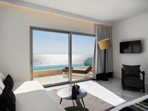 TV a/nebo společenská místnost v ubytování Kouros Hotel & Suites