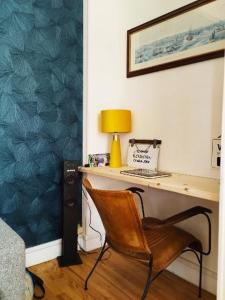 biurko z krzesłem w pokoju w obiekcie LA TERRASSE DE NOTRE DAME w Hawrze